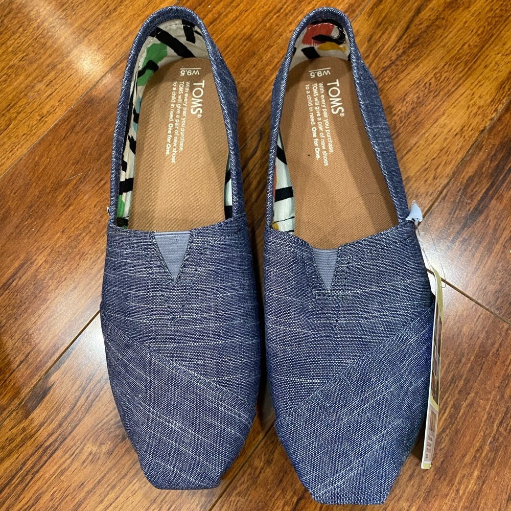 New with tags never worn women’s toms shoes